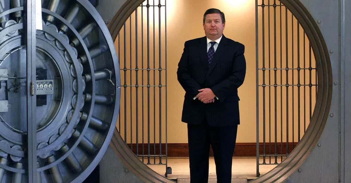 Bank Tellers Reveal The Most Depressing Financial Mistakes They've Seen People Making