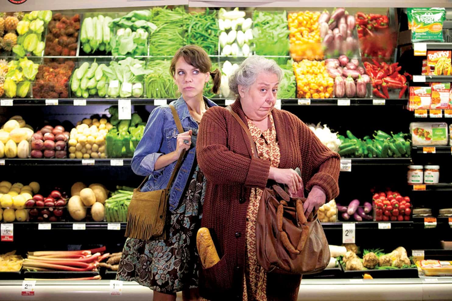 Краденный товар. Пожилые люди в магазине. Женщина ворует в магазине. Кража продуктов питания. Кража продуктов в магазине.
