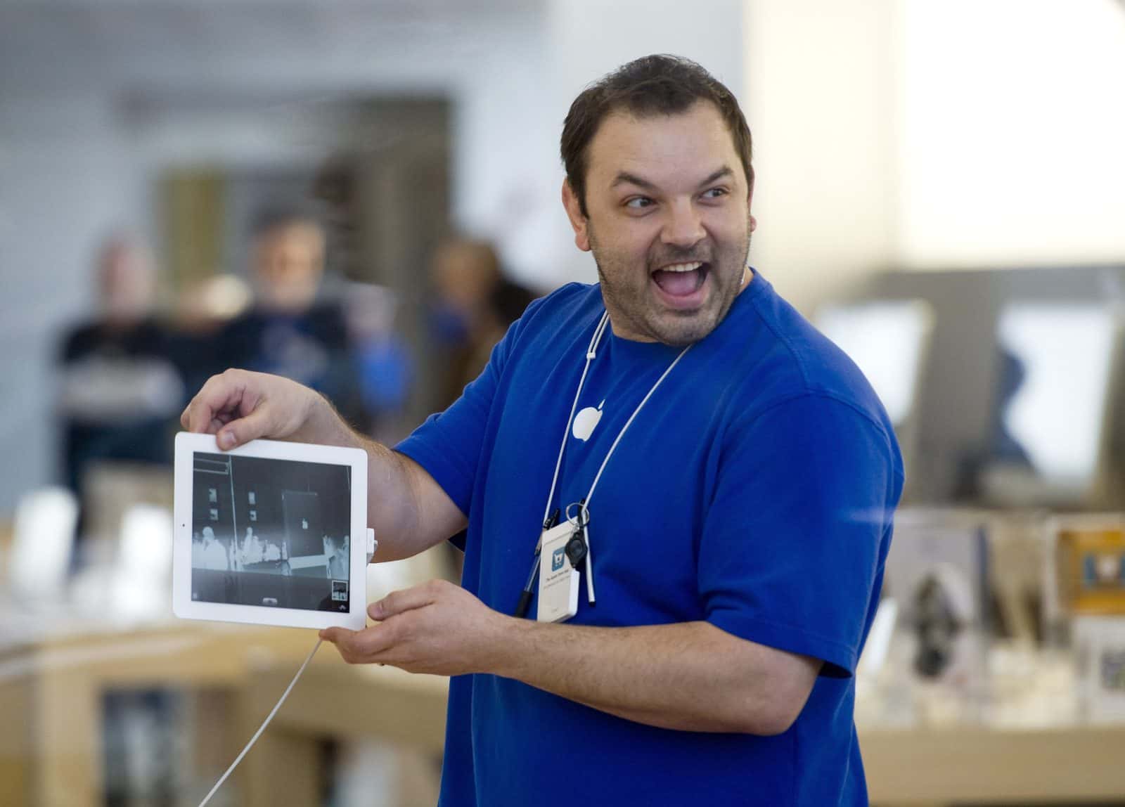 apple-employee-1531210835620.jpg