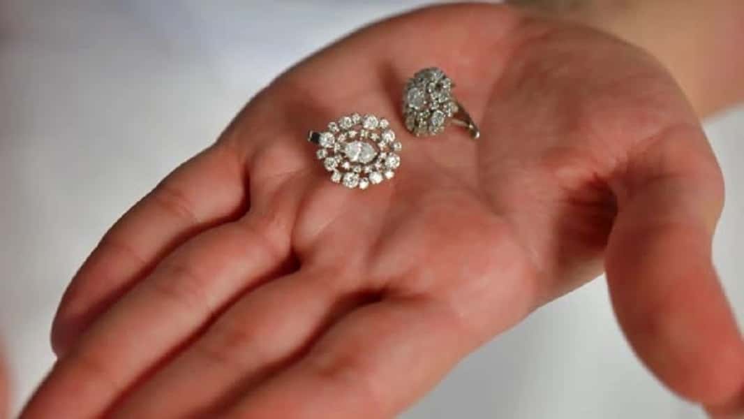 depositphotos_193478202-stock-video-girl-bride-holding-earrings-in-1530646756259.jpg