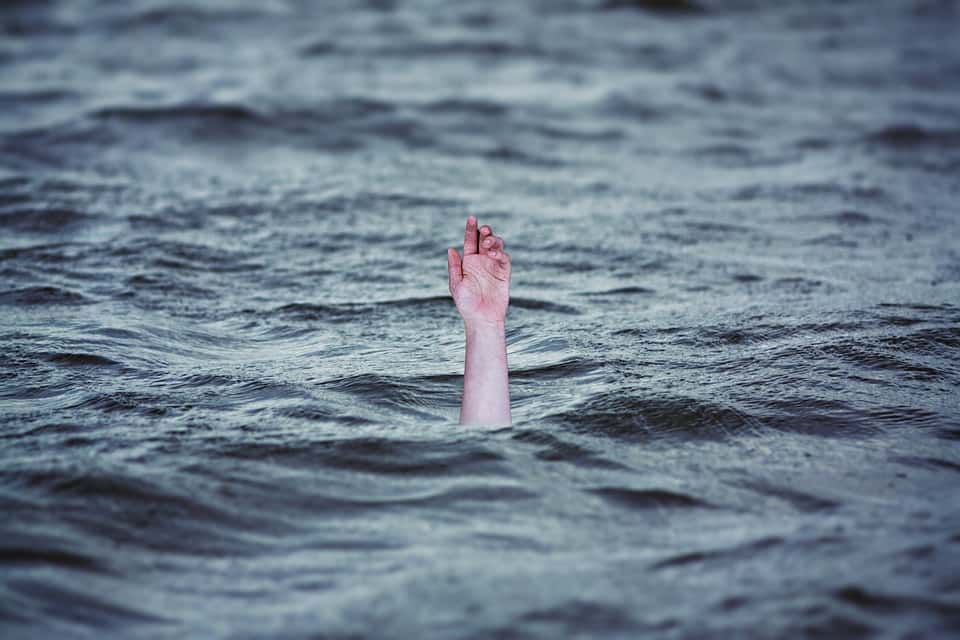 drowning-2049247_960_720-1542142127747.jpg