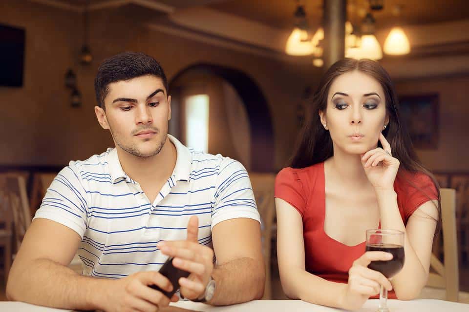 how-to-handle-7-awkward-valentines-day-date-moments-13410-8f18e74f38-148657-1541469286883.jpg