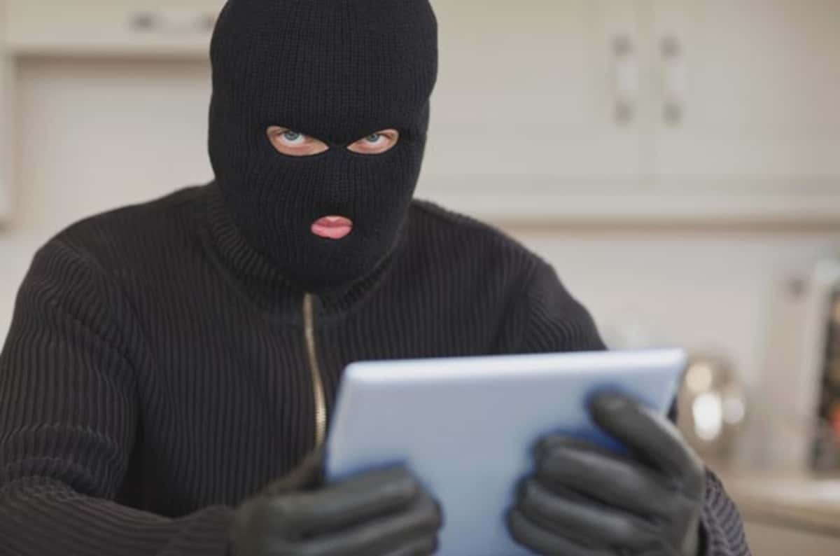 shutterstock_burglar-1536775858318.jpg
