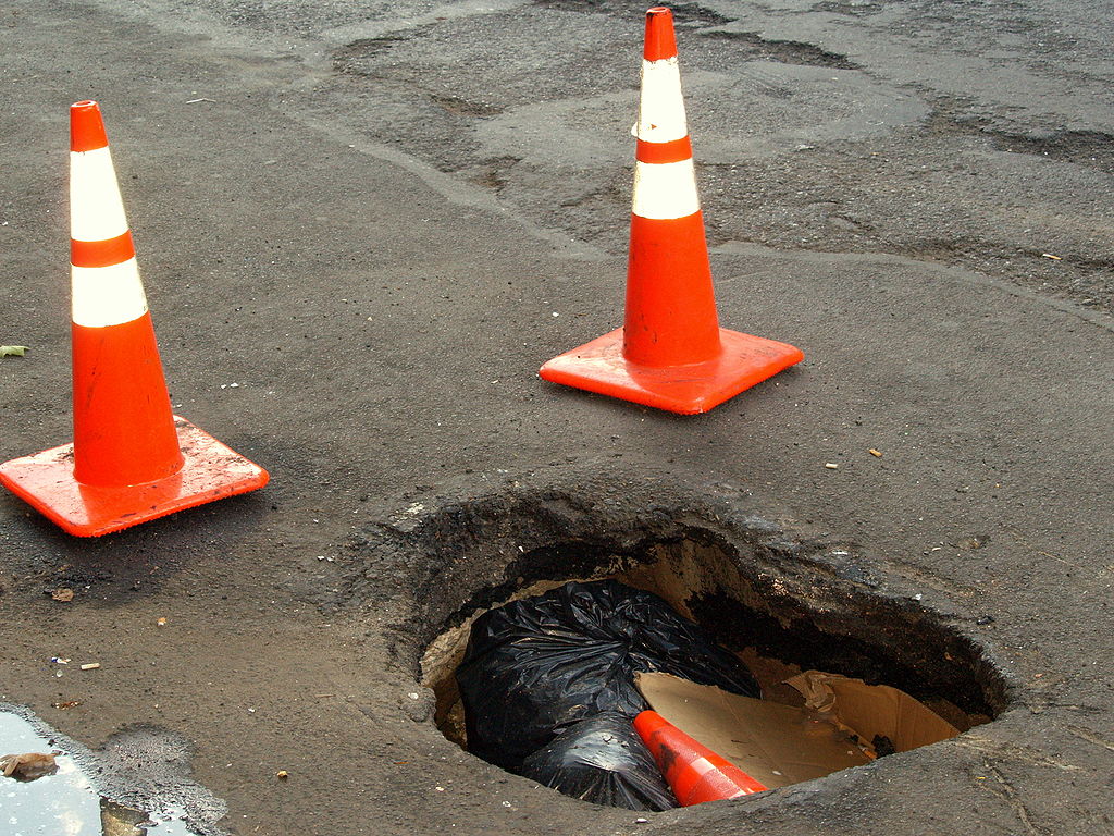 1024px-large_pot_hole_on_2nd_avenue_in_new_york_city-1545202786625.JPG