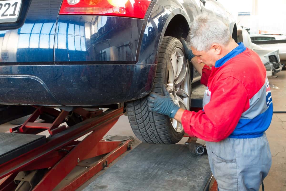 auto_repair_repair_lift_auto_mechanic_work_clothes_master_professional_man_-1552437799025.jpg