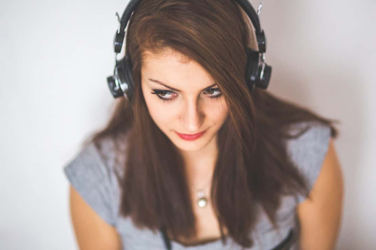 girl_woman_female_lady_attractive_beautiful_dark_hair_brown_hair-722593-1552433586178.jpg