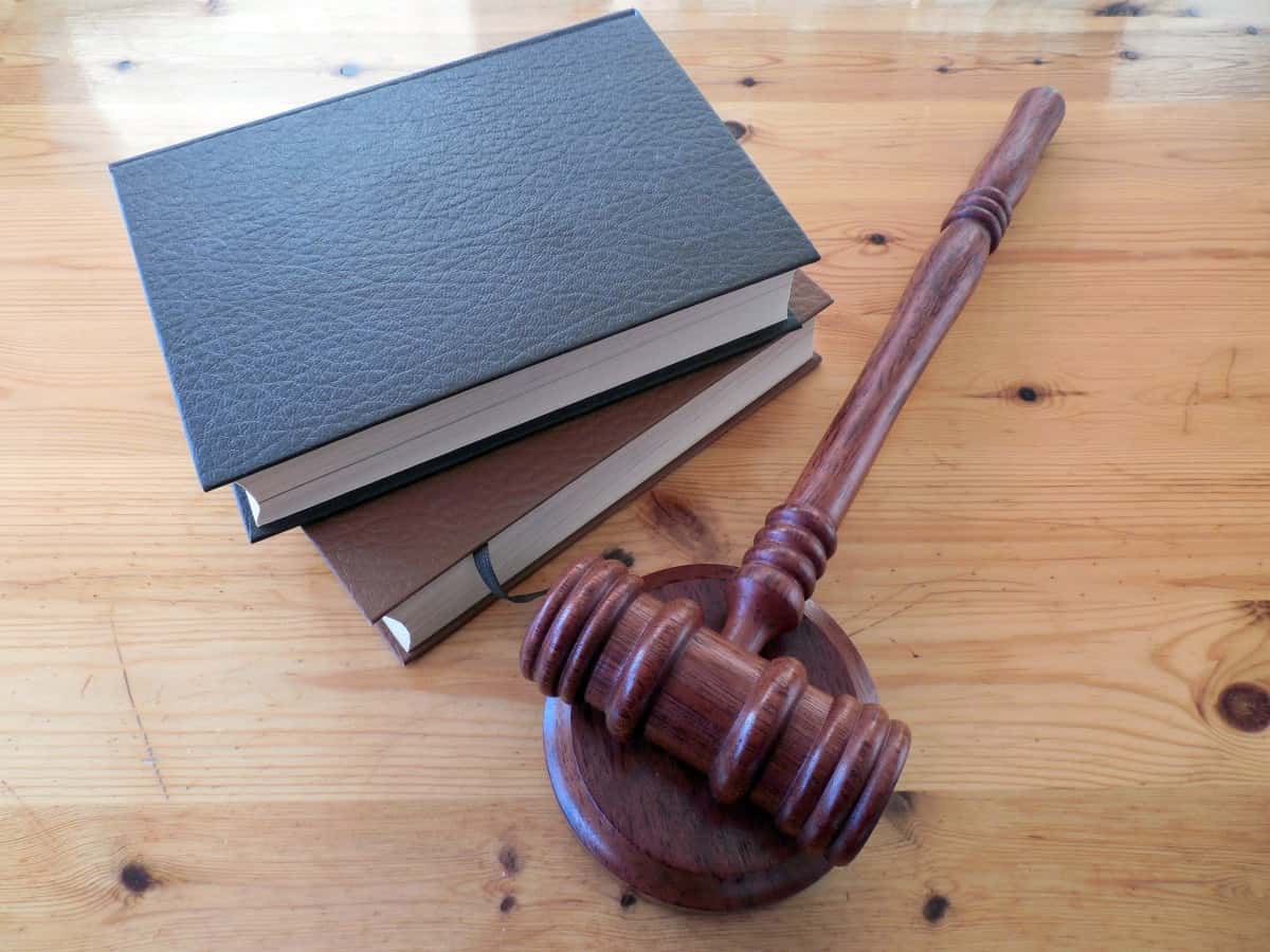 hammer_books_law_court_lawyer_paragraphs_rule_jura-1330304-1552413349215.jpg