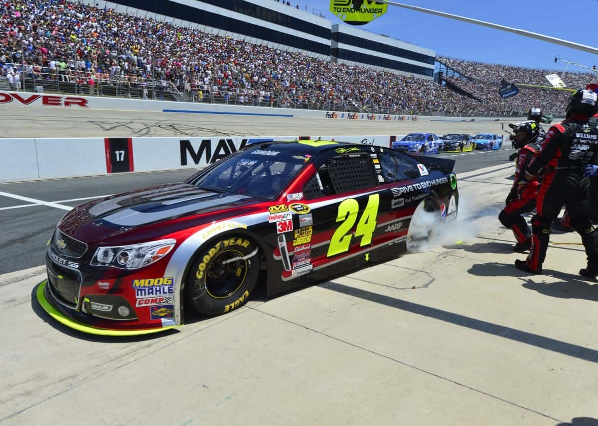 pit_crew_nascar_tires_gasoline_auto_racing_car_speed_racetrack-854259-1552432027706.jpg