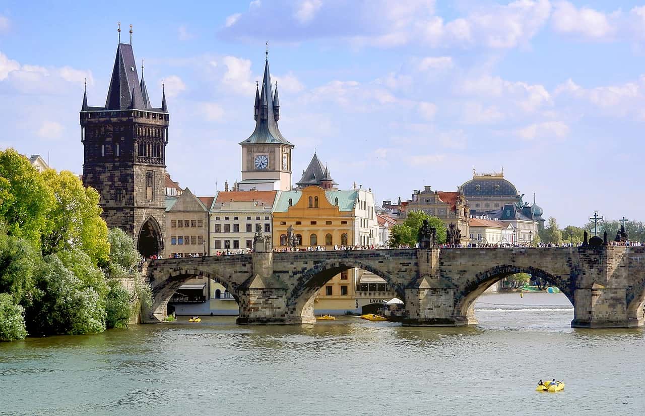 charles-bridge-3504485_1280-1558043881397.jpg