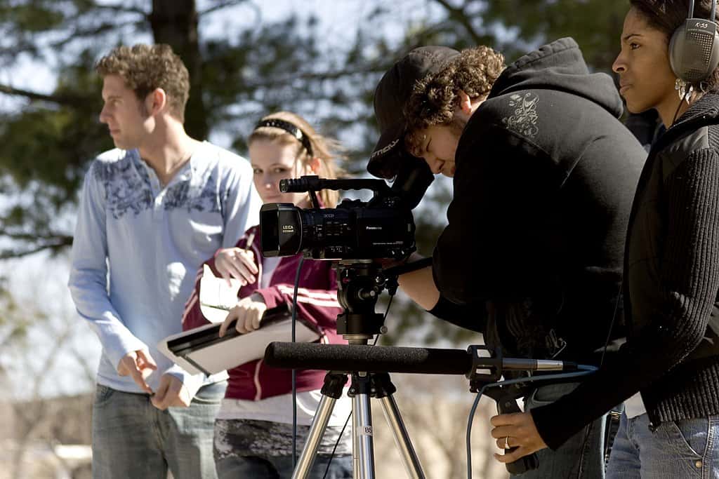 1024px-film_director_and_crew-1562089252935.jpg