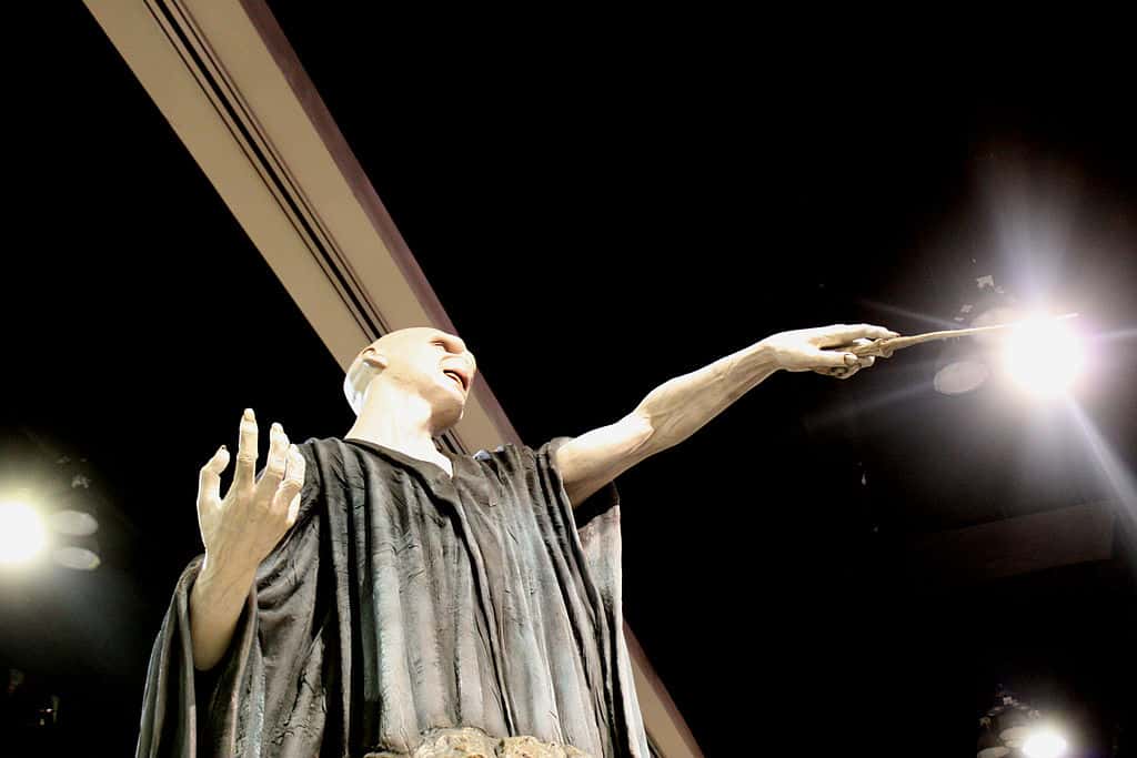 1024px-lord_voldemort_statue_-4840264866--1561460327762.jpg