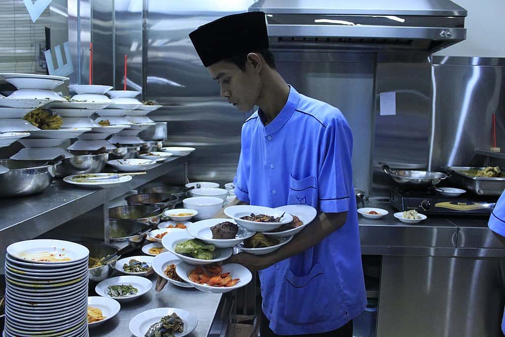 1024px-waiter_at_a_padang_restaurant-1562673148467.jpg