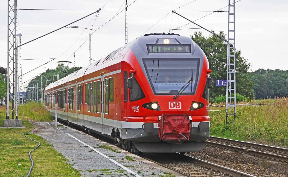 commuter-electric-locomotive-engine-159148-1561463241371.jpg