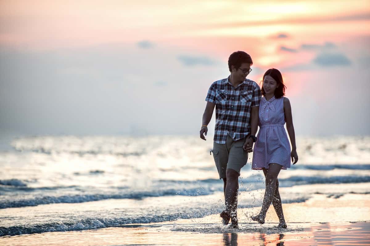 romance_pair_sunset_together_beach_holding_outdoor_two-1271086-1558595759385.jpg
