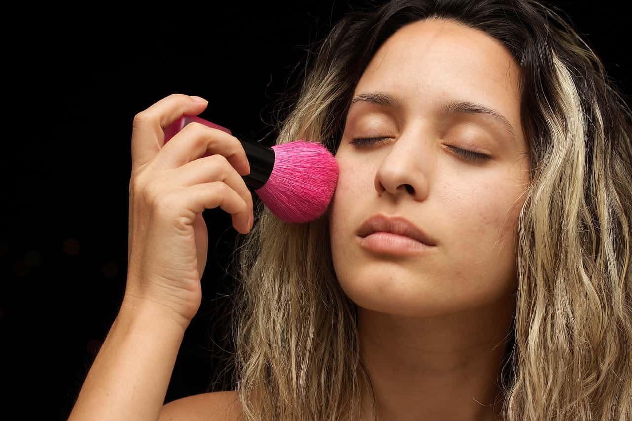 women-makeup-2322876_1280-1562088285392.jpg