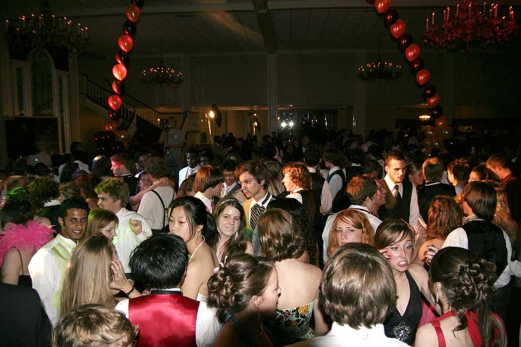 1024px-prom_crowded_dancefloor-1564607169748.jpg