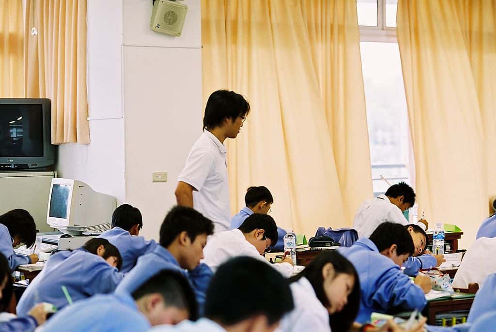1024px-students_testing_something_in_class_at_a_taiwanese_school_2006-12-1-1563549195853.jpg