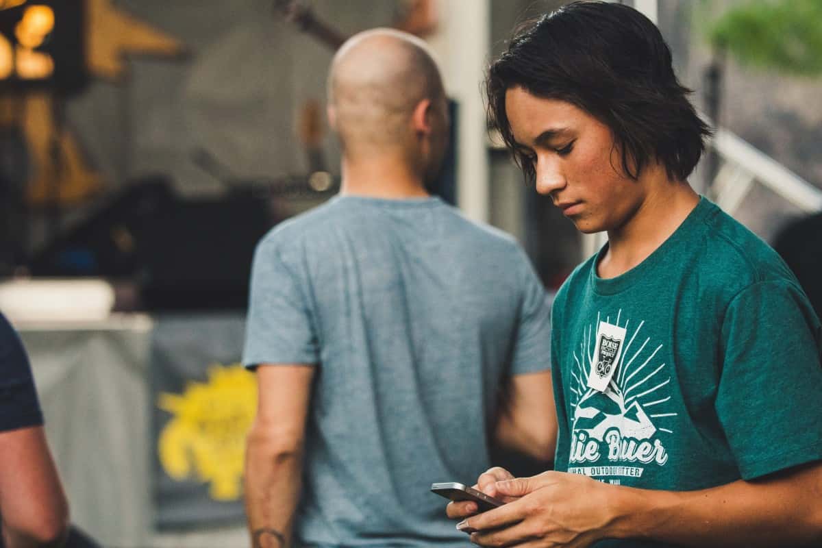 busy_cell_phone_daylight_daytime_interaction_man_mobile_phone_outside-15256-1556774067341.jpg