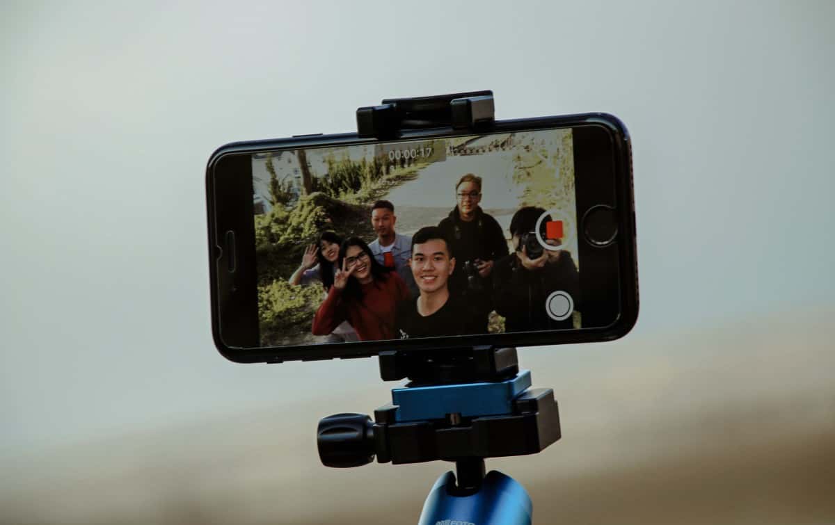 electronics_group_macro_people_recording_screen_smartphone_technology-15554-1556771818633.jpg