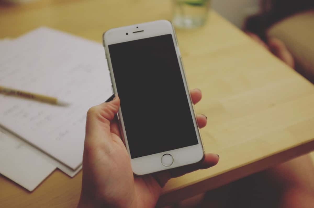 iphone_hand_paper_pen_desk-1391012-1556769744290.jpg
