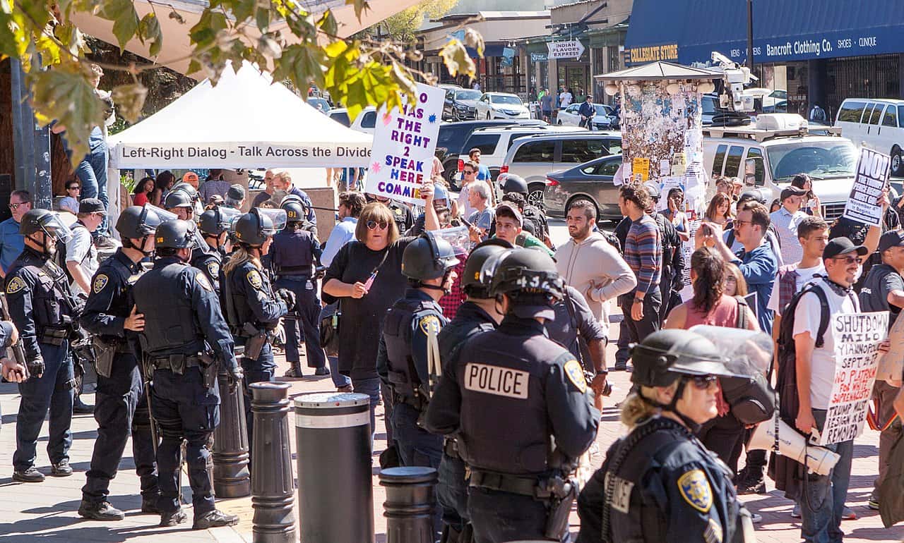 1280px-Berkeley_Free_Speech_Week_protest_20170924-8815