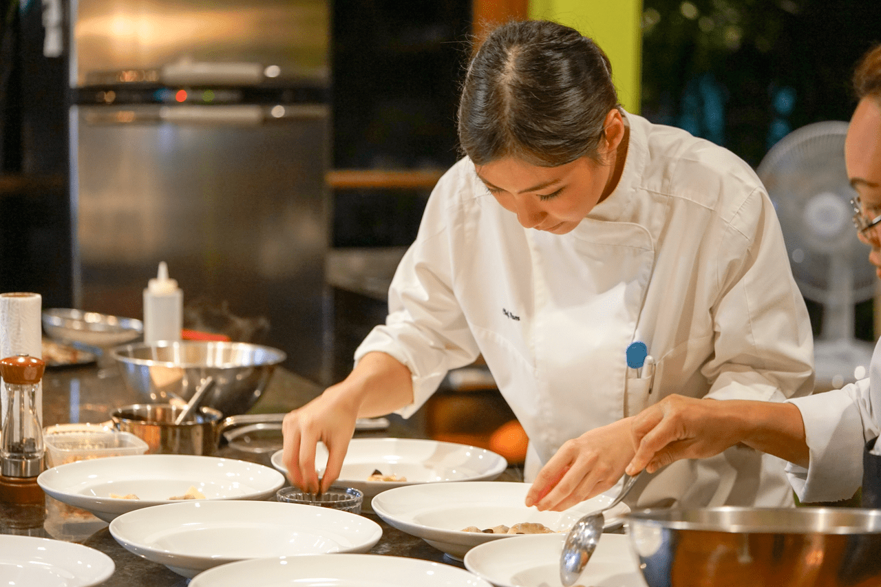 1280px-Chef_Pam_is_working_on_her_dish_in_"The_Table"_restaurant