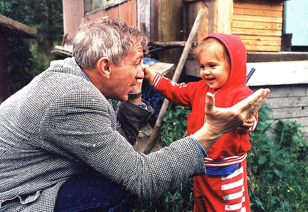 1280px-Grandfather_and_grand-daughter