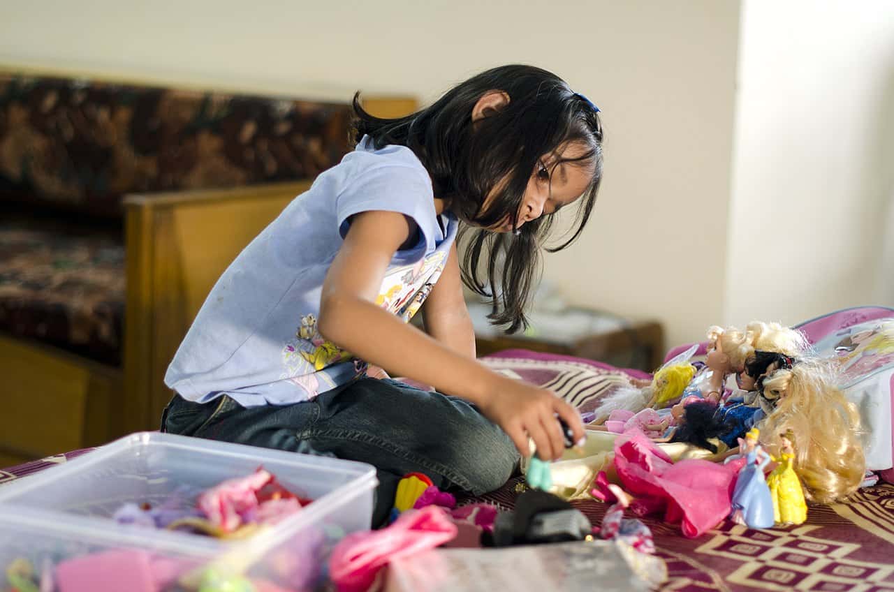 1280px-Indian_girl_playing_with_Barbie_dolls_in_a_gated_middle-class_community_in_Bangalore