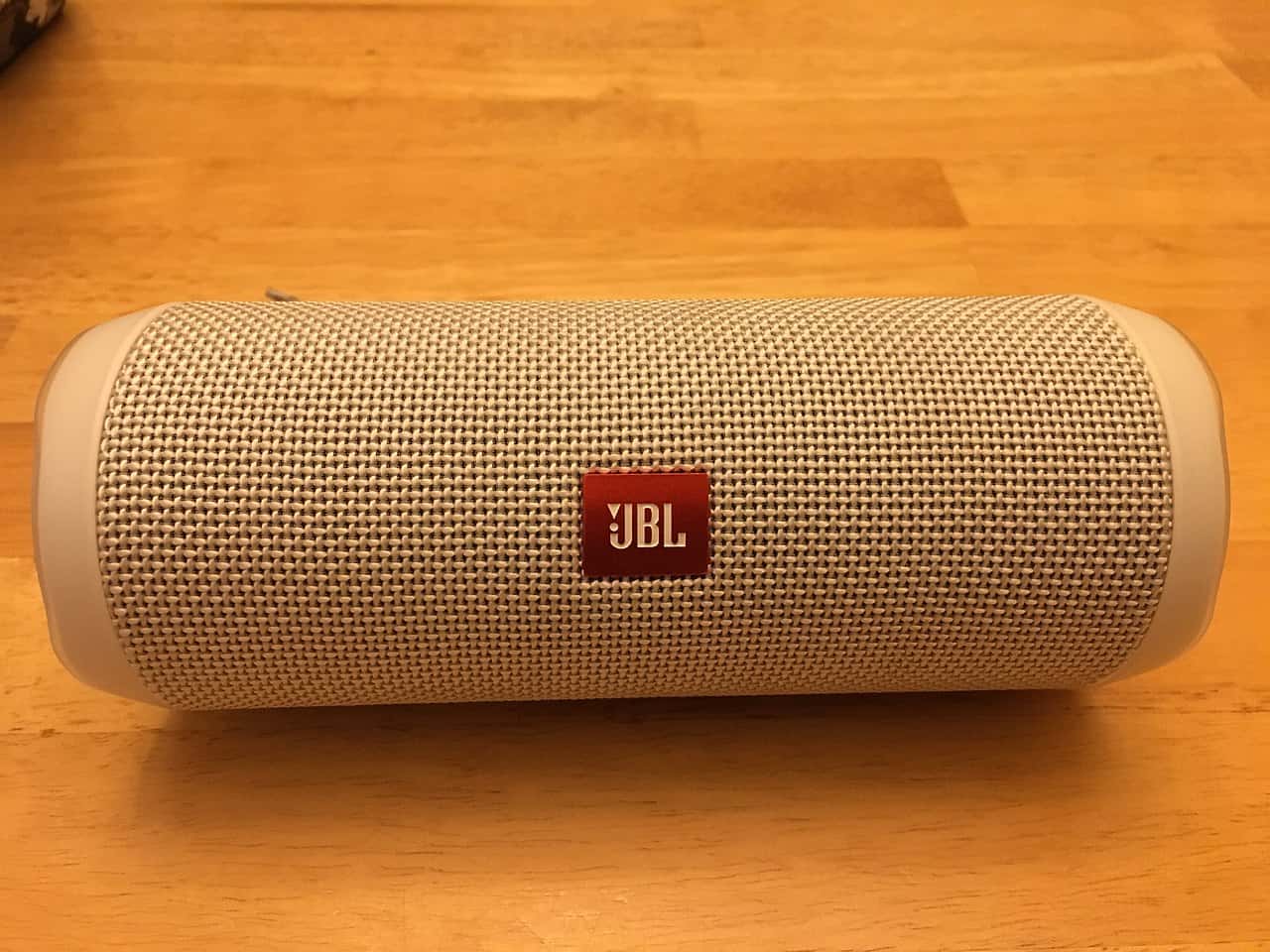 1280px-JBL_Flip_4