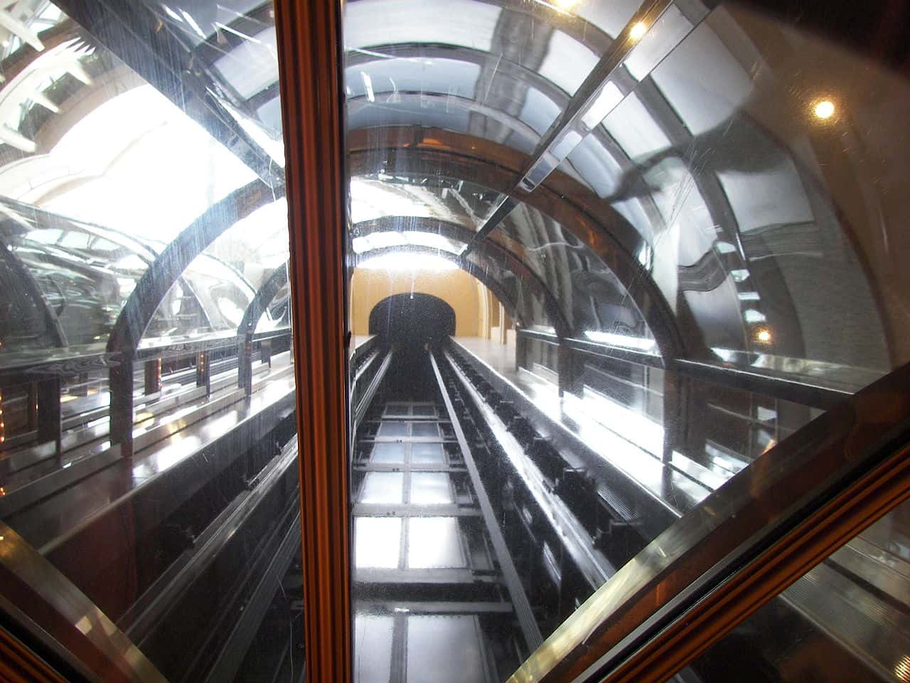 1280px-Norwegian_Star_glass_elevator_shaft