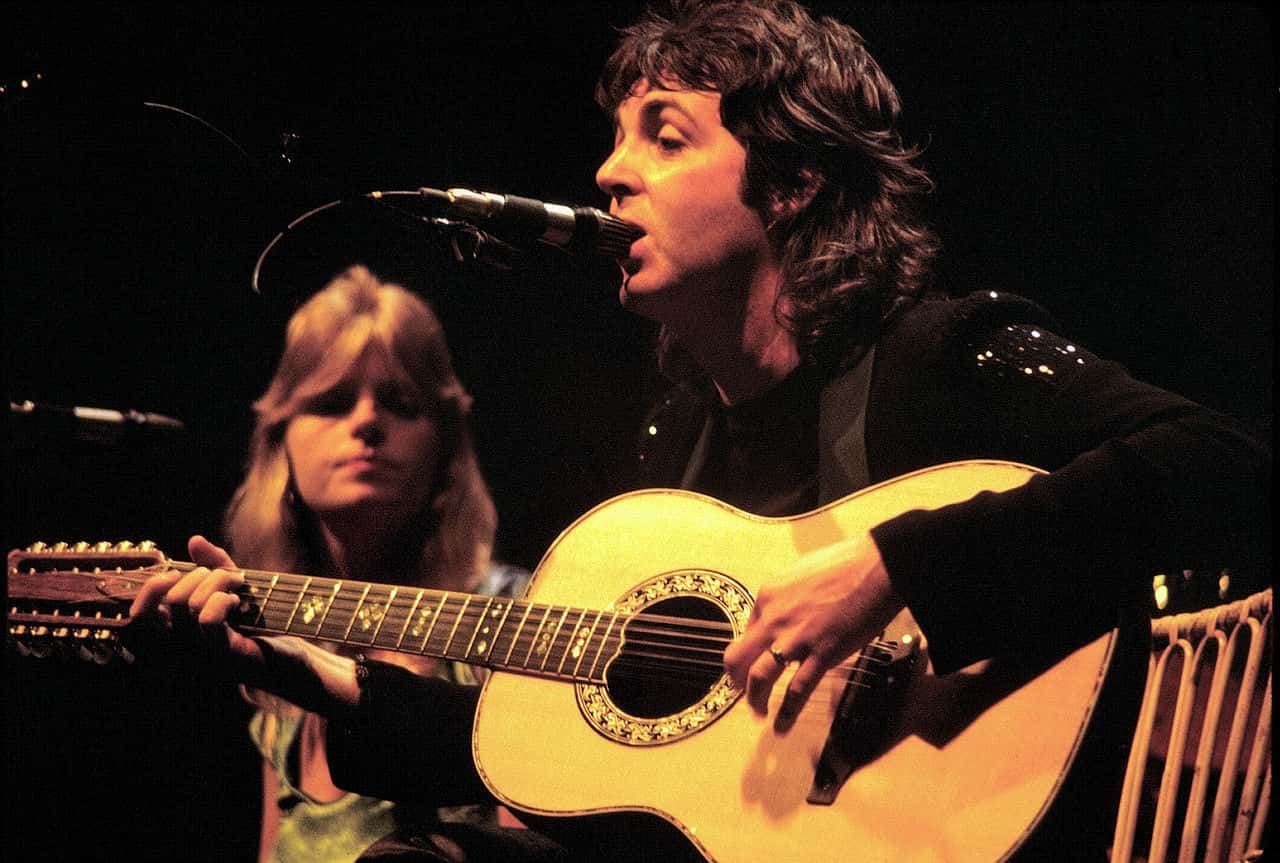 1280px-Paul_McCartney_with_Linda_McCartney_-_Wings_-_1976