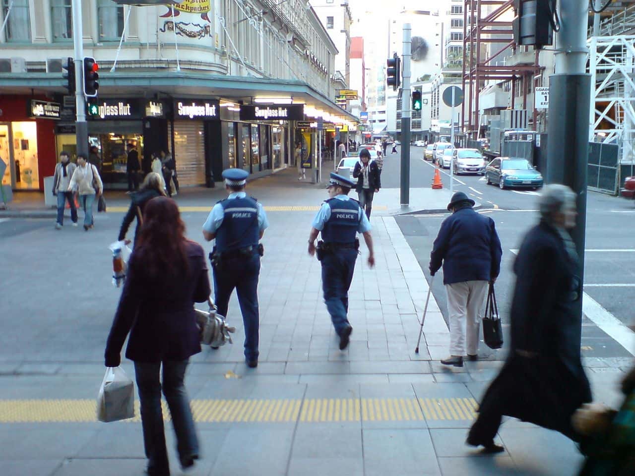 1280px-Police_Officers_In_Downtown_Auckland