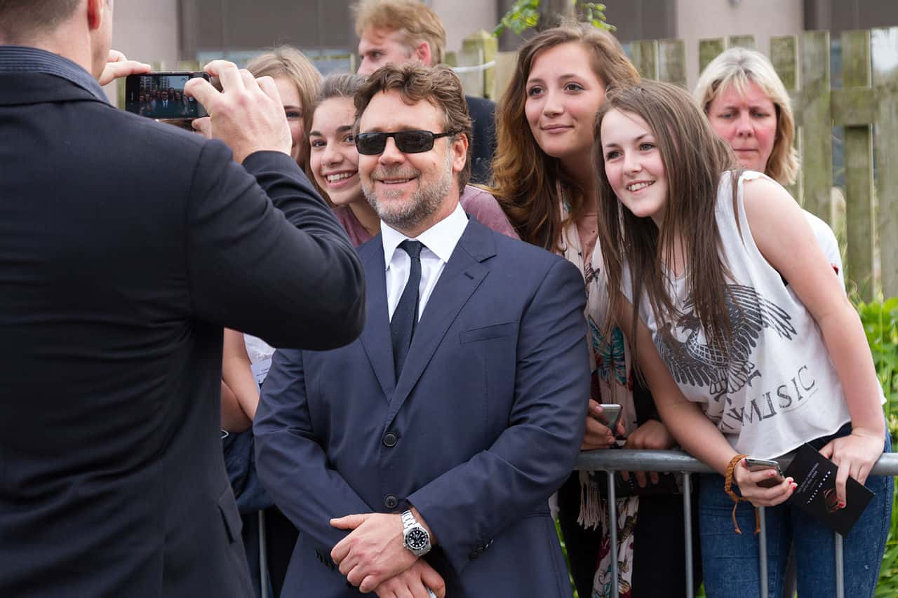 1280px-Russell_Crowe_posing_with_fans