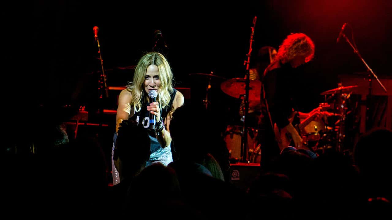 1280px-Sheryl_Crow_-_O2_Shepherds_Bush_Empire_-_Friday_19th_May_2017_SherylCrowShep190517-14_(33986796774)