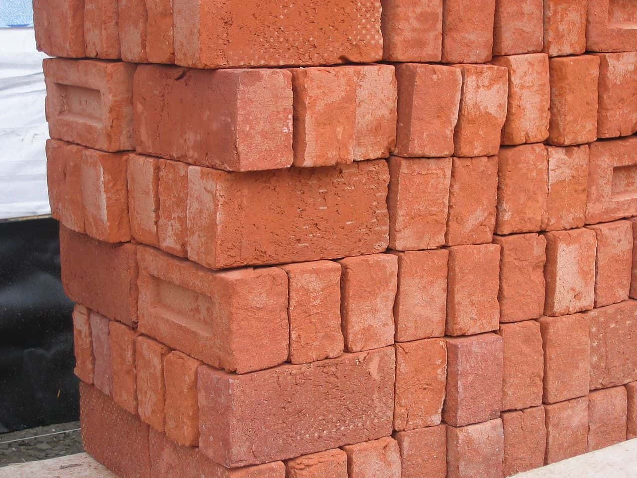 1280px-Stapel_bakstenen_-_Pile_of_bricks_2005_Fruggo