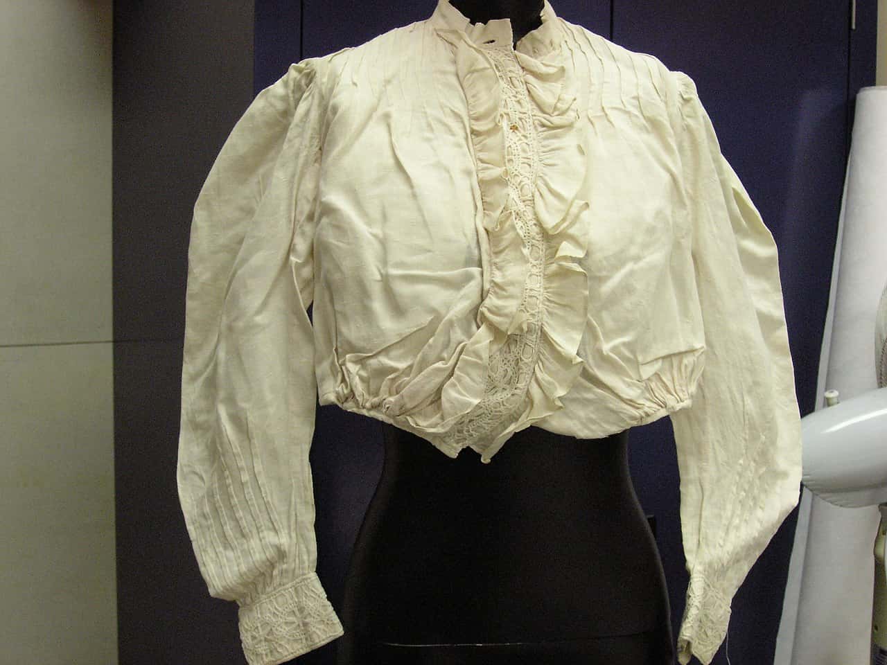 1280px-Suit,_woman's,_three-piece_and_blouse_(AM_17442-1)