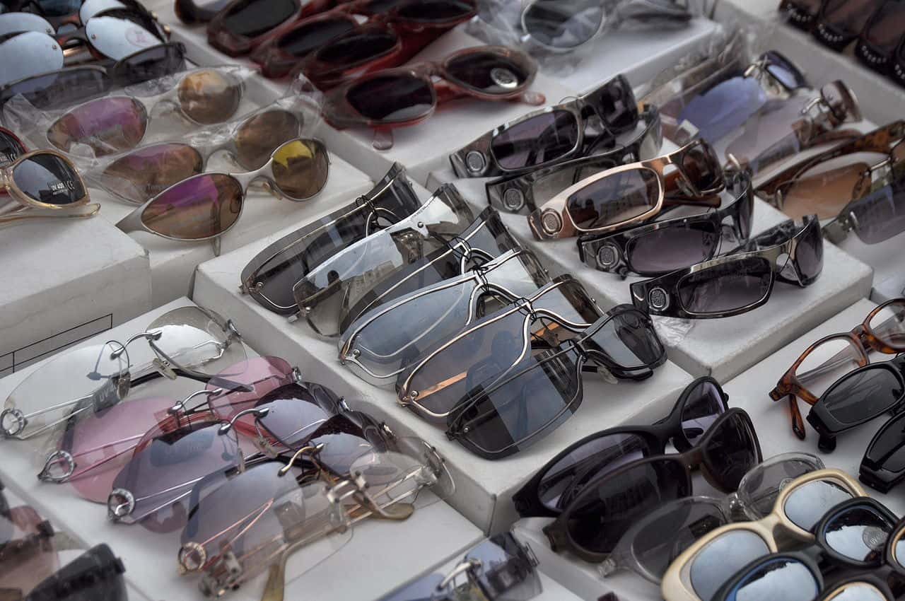 1280px-Sunglasses_sold_in_Manhattan,_NY