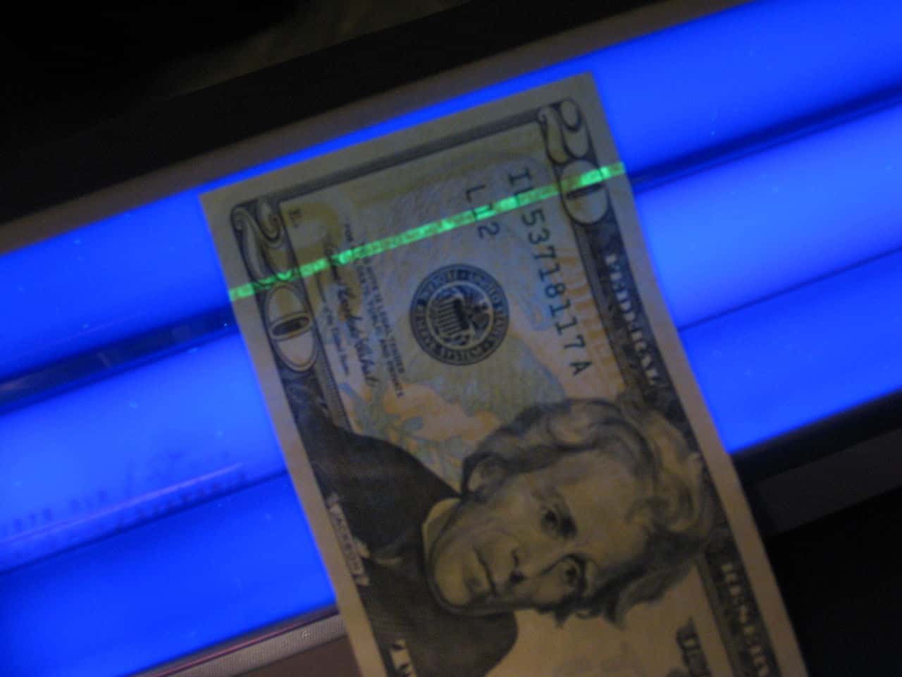 1280px-US_$20_under_blacklight