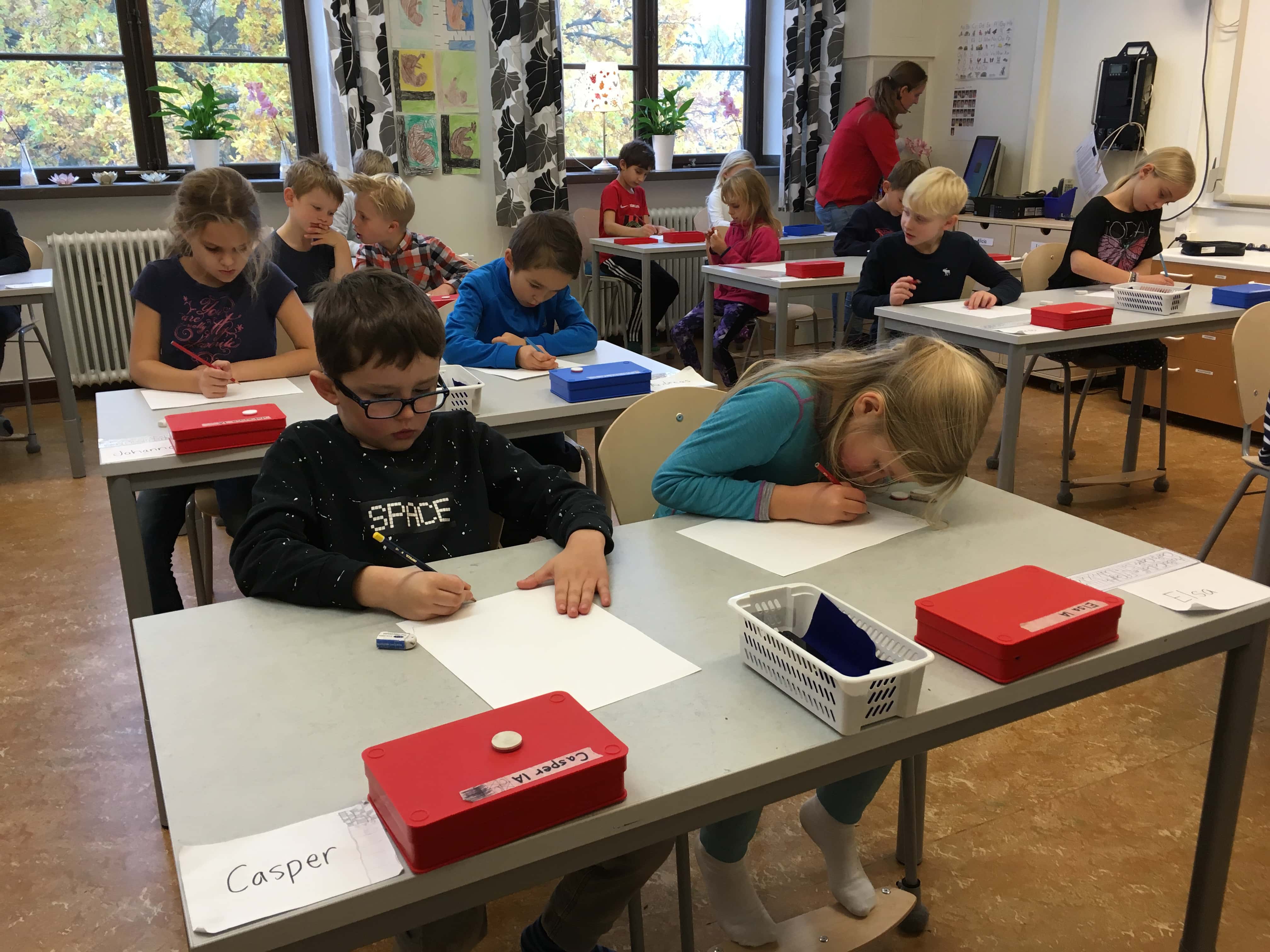 Elever_ritar_i_klassrummet