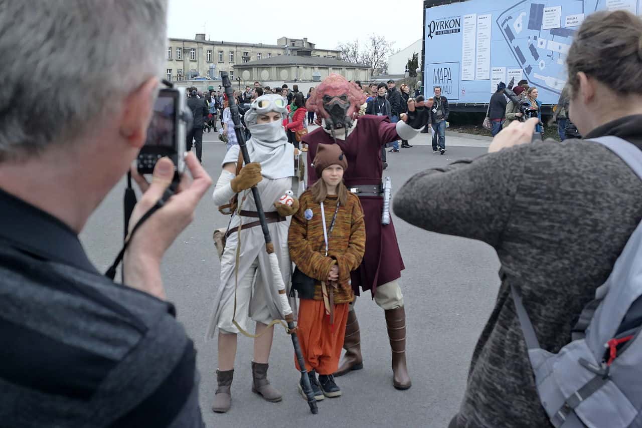 Poznań_Pyrkon_2016_Star_Wars_Rey_cosplay