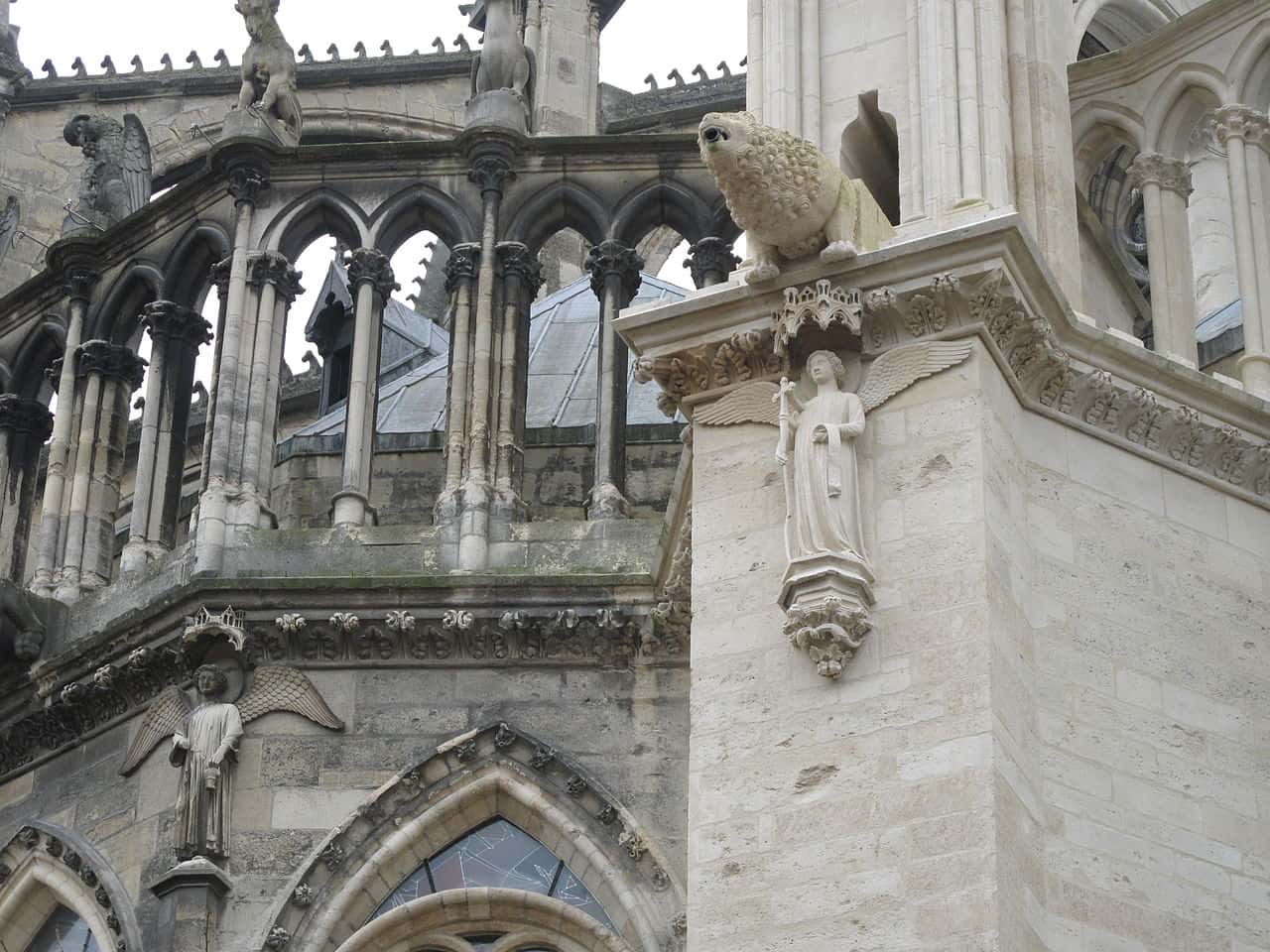 Restored_and_to_be_restored_angels_on_the_Reims_cathedral