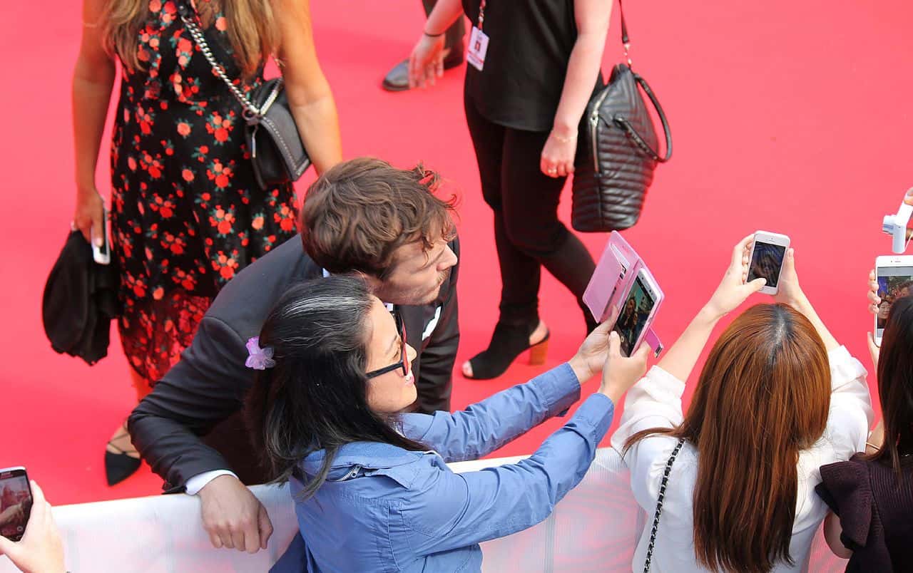 Sam_Claflin_takes_another_selfie_at_TIFF16(1)