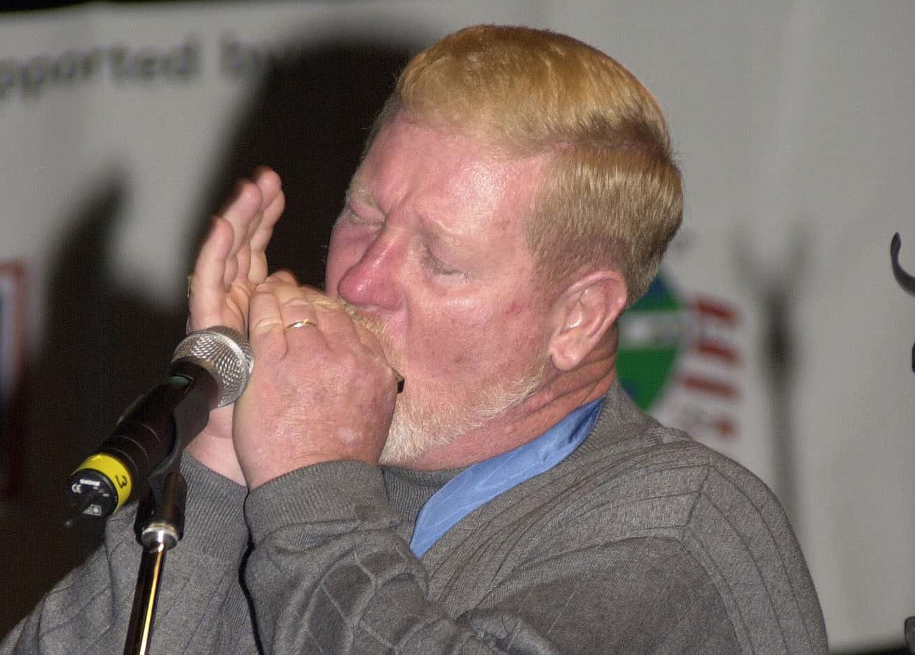 Sammy_Davis_playing_harmonica_2000(1)