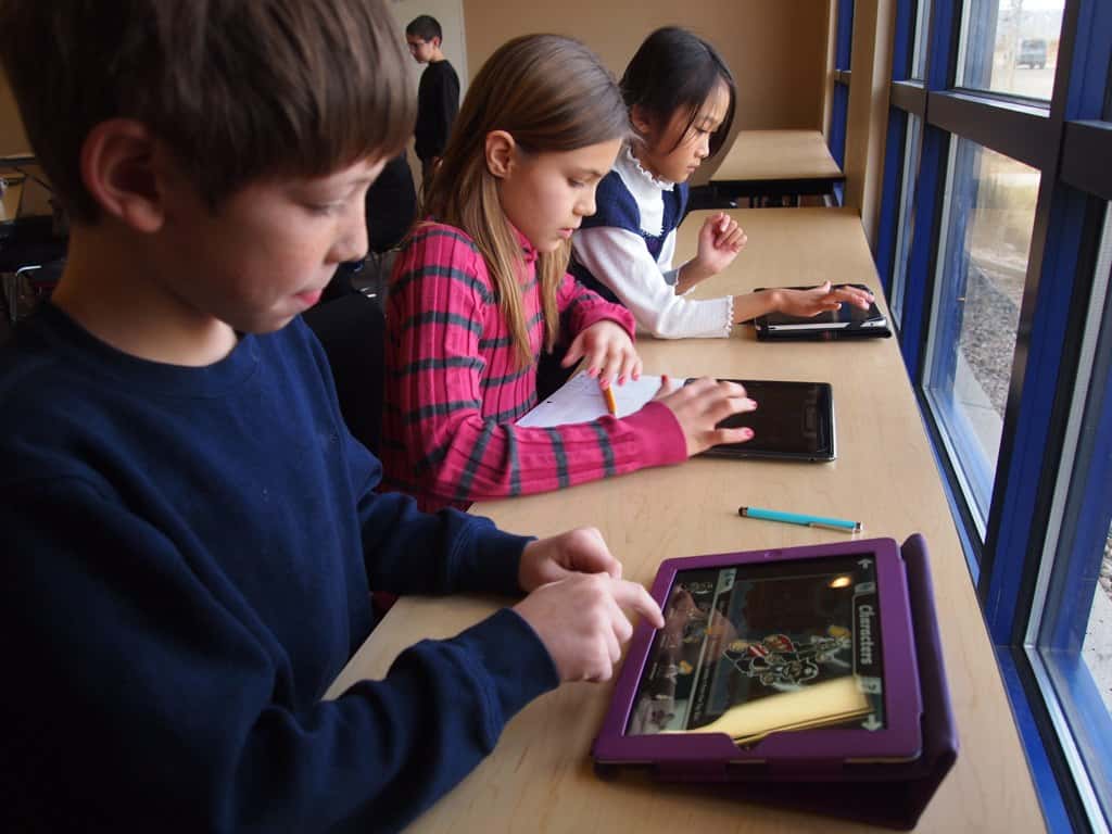 School_children_with_iPads_(6660064659)