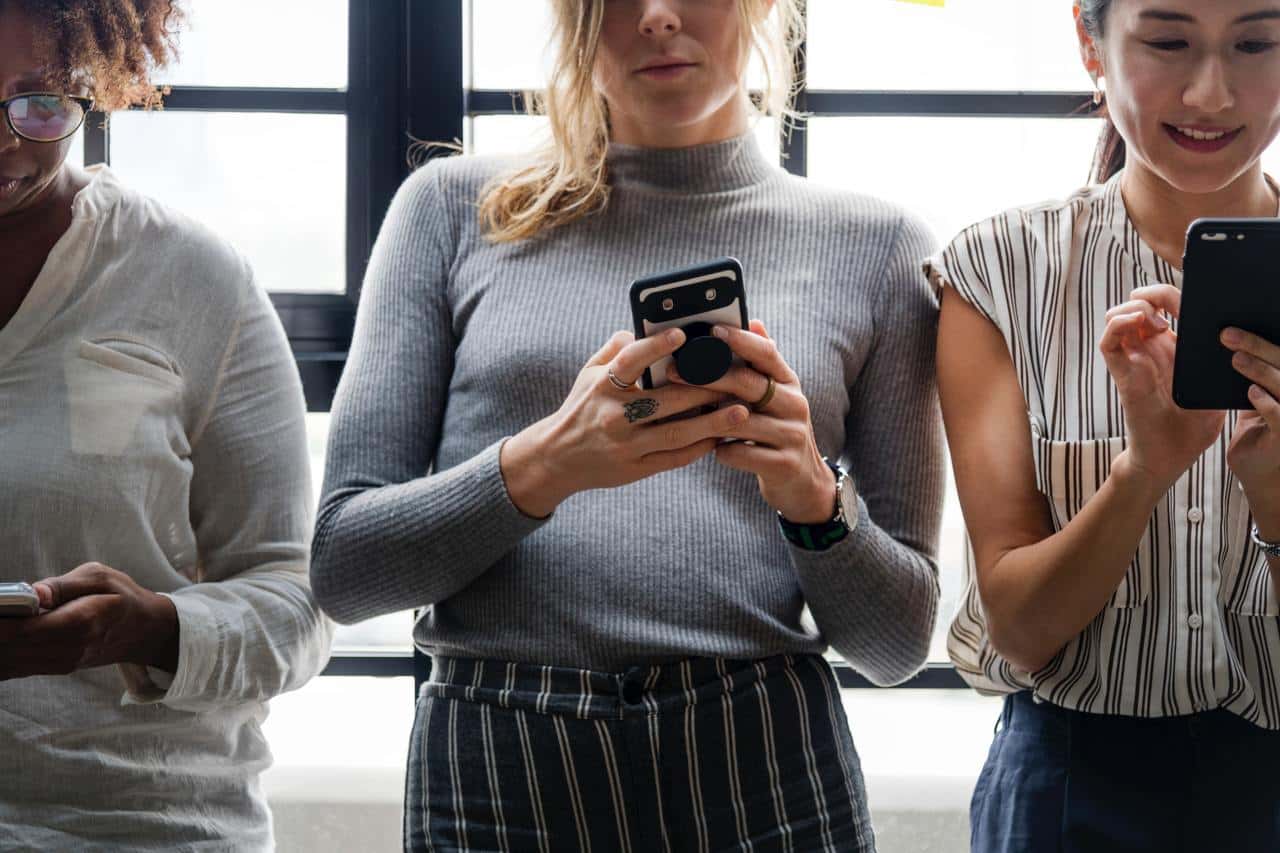 african-descent-american-blond-hair-casual-cellphone-chatting-1534329-pxhere.com