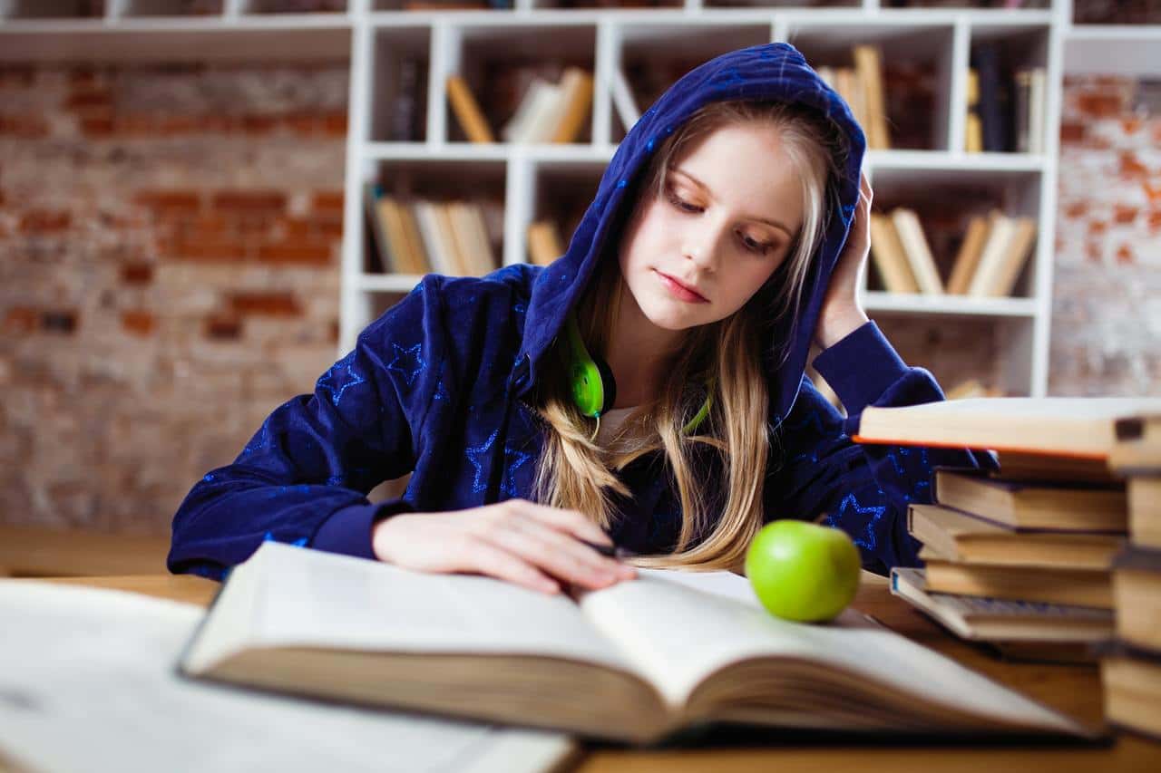 apple-beautiful-blond-hair-blue-books-bookshelves-1555483-pxhere.com