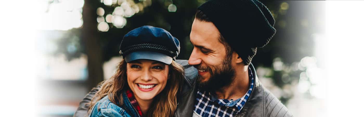 5 Body Language Cues To Look Out For During A Date