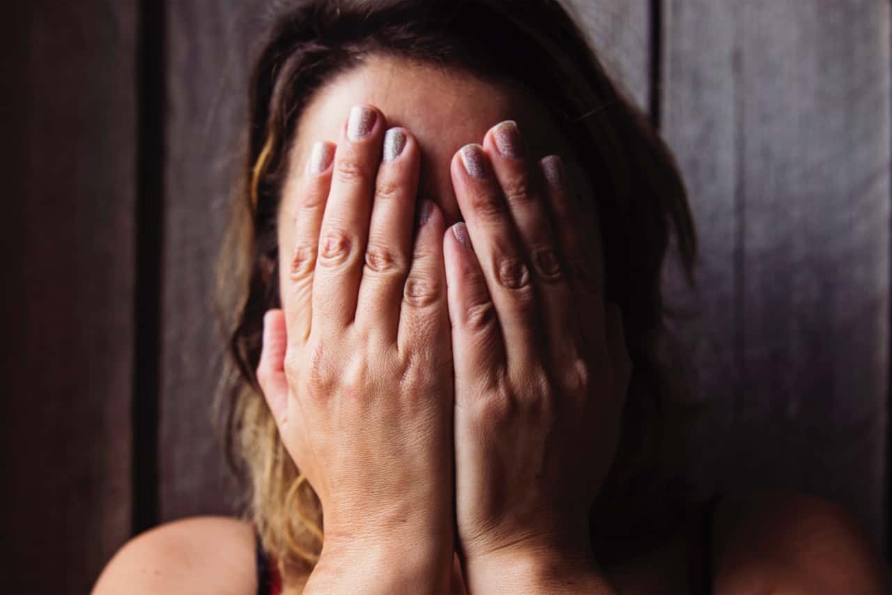 female-hands-indoors-551586