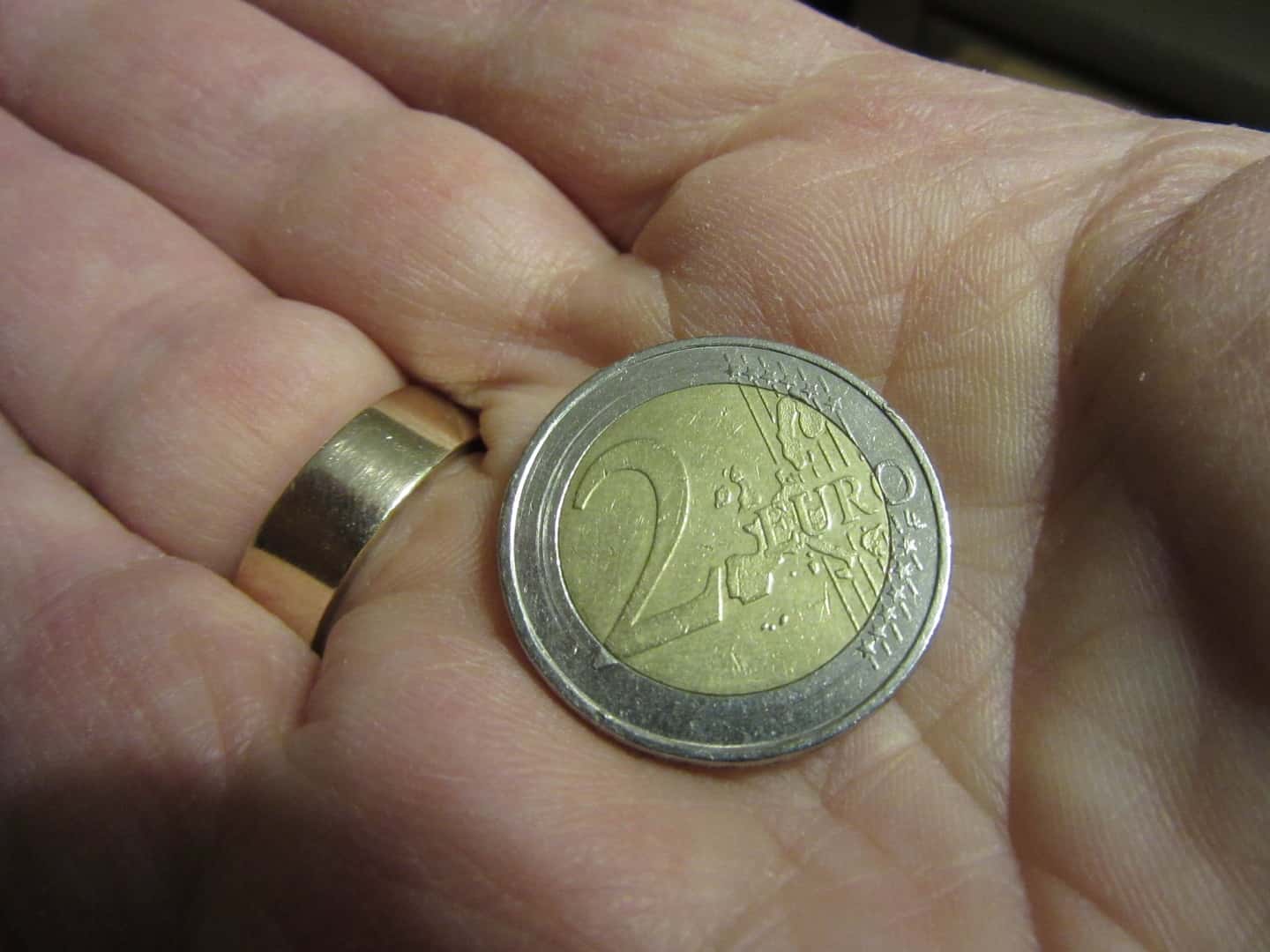 hand-finger-money-close-up-cash-silver-657855-pxhere.com