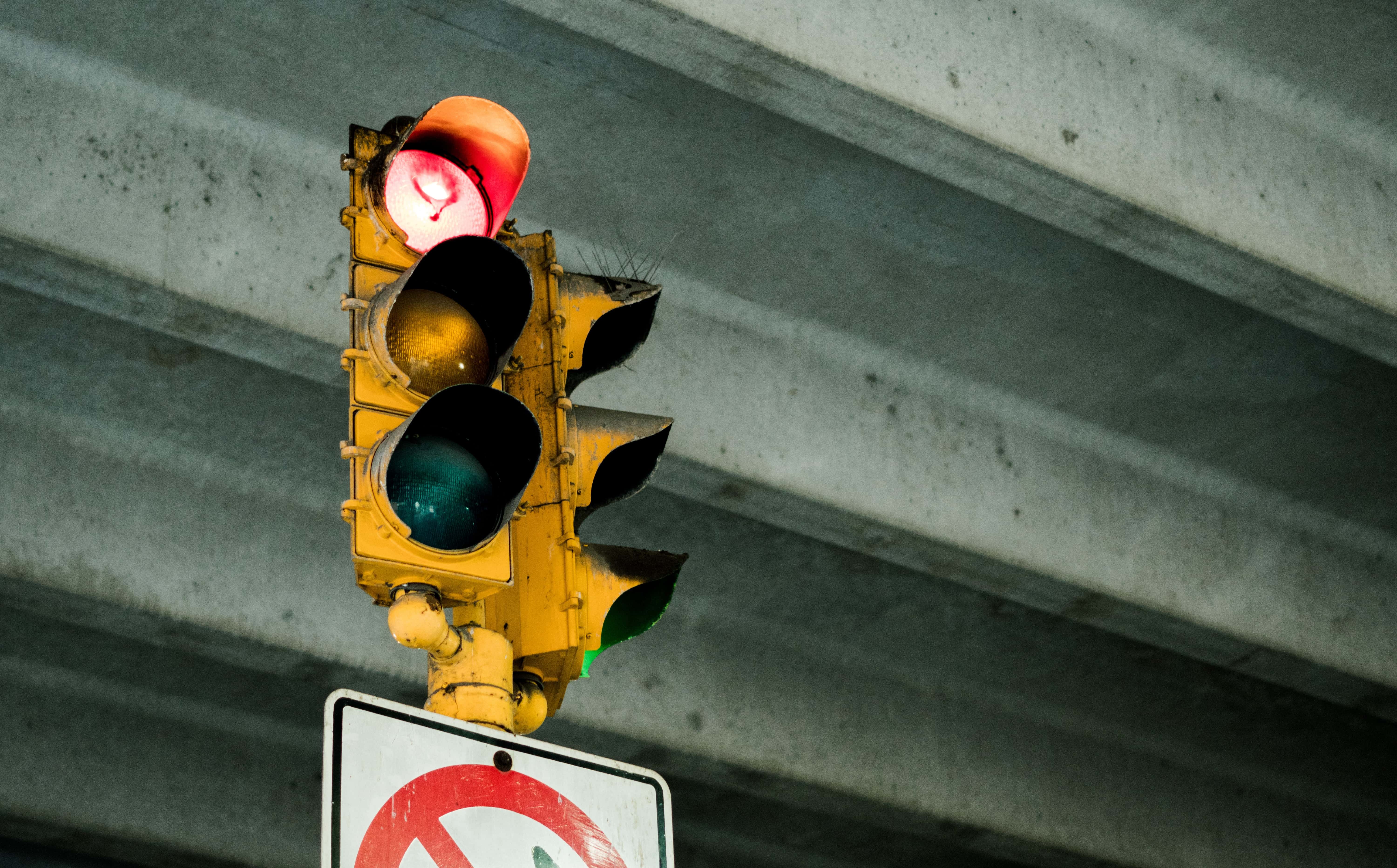 light-traffic-signal-yellow-lighting-traffic-light-1410122-pxhere.com